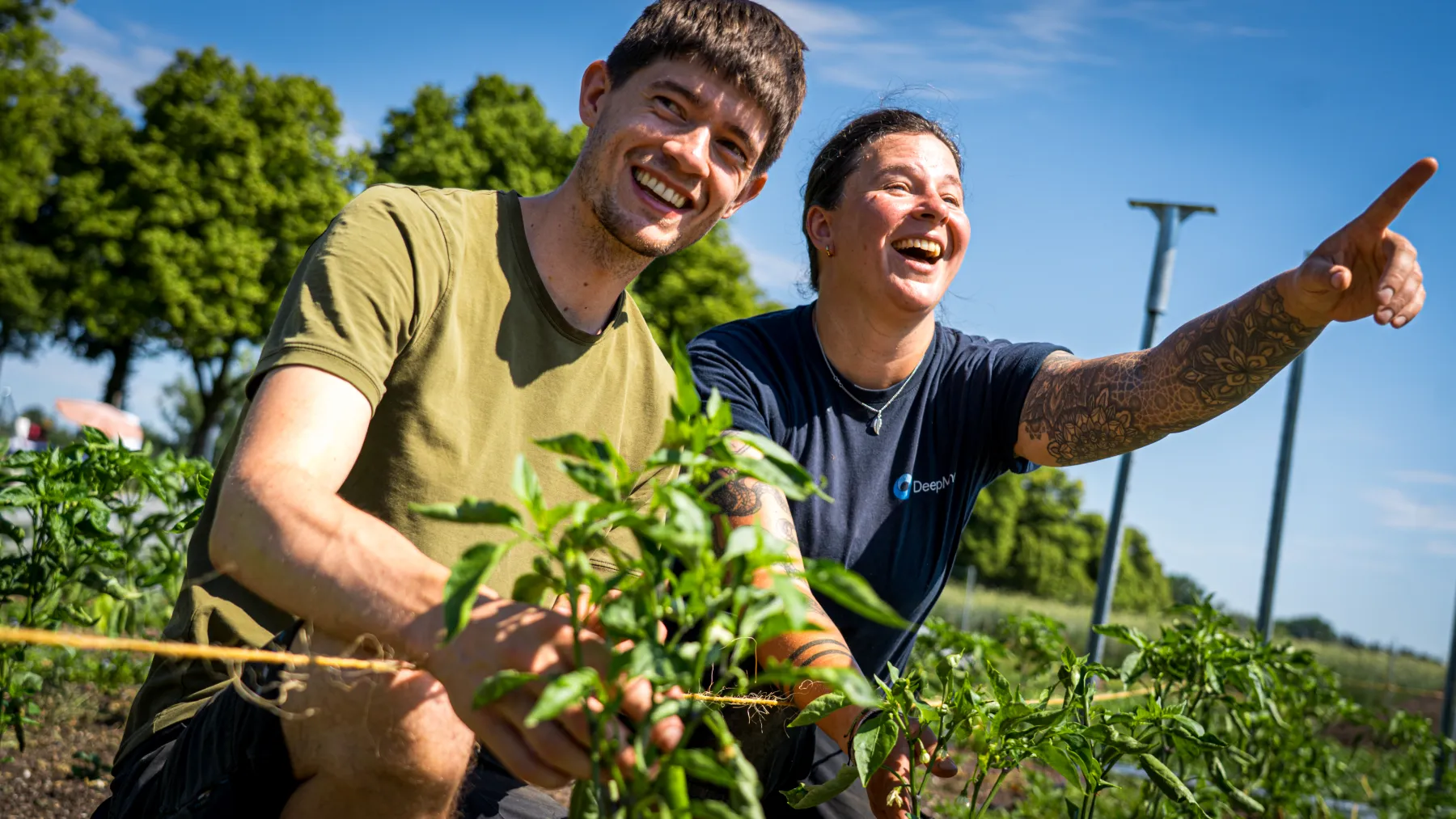 Birgit und Simon lachen bei der Arbeit